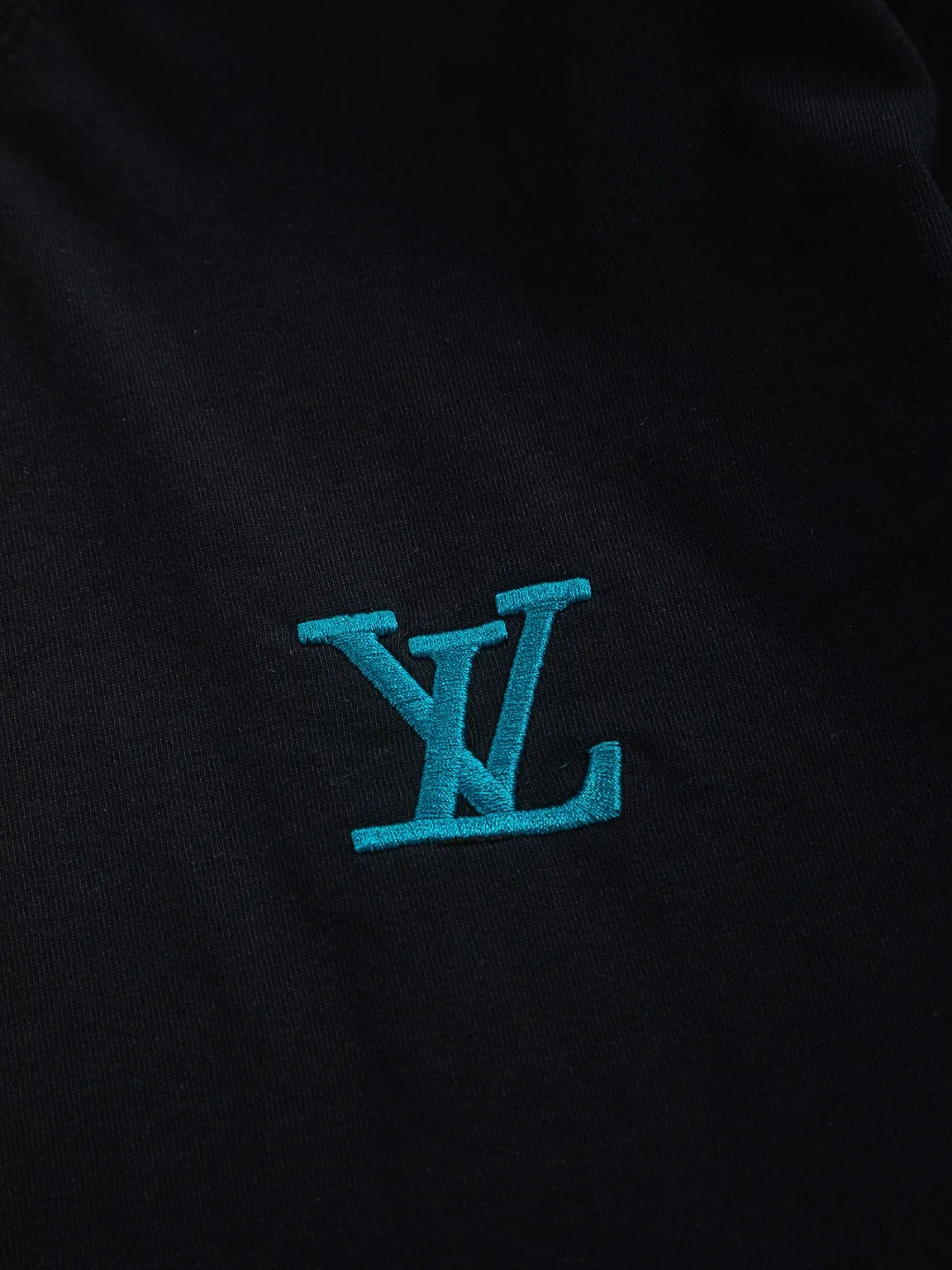 🅿️210 Louis Vuitton 1V LV slightly wide version S-XL lv 26SS LV new product counter catwalk style heavy-duty letter embroidery stitching colorful print on the chest 🪡 embroidered logo is the same for men and women! Short-sleeves are not the same as the general public, but must be unique and eye-catching. This LV short-sleeves is all about quality, comfort, consistent style, fashion, including fabrics and cutting techniques, all of which have been made with great effort! 320 grams of washed pure cotton fabric, pure cotton is breathable, very refreshing and comfortable for daily wear. The rib knitting on the neckline is smooth and tight, and the neckline will not be skewed if you toss it at will. The loose version, you will find that it looks really good on the upper body. The overall is minimalist and neat, super versatile for daily use! Pair it casually with a pair of pants for a youthful look. A T-shirt will make your outfit crazy. It is a fashionable item that can never go wrong! Color: Black White Size: S-XL Size chart: S: Shoulder width 50-Bust 56-Length 70 M: Shoulder width 52-Bust 57-Length 72 L: Shoulder width 54-Bust 59-Length 74 XL: Shoulder width 56-Bust 62-Length 76
